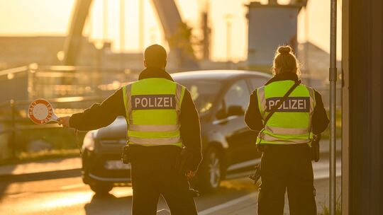 Beamte der Bundespolizei bei Einreisekontrolle an Grenzübergang
