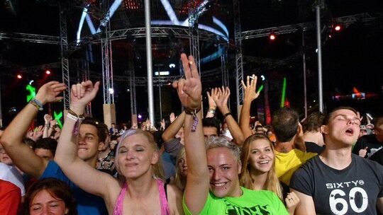 Nature One feiert gelungenen Start auf der Pydna: Die erste Partynacht
