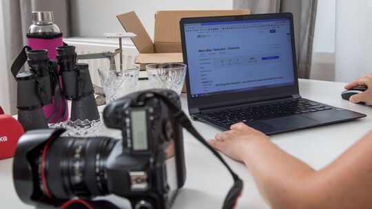 Eine Frau verkauft gebrauchte Gegenstände Online