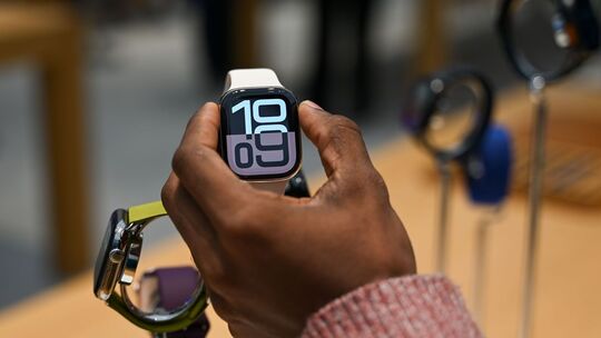 Frau begutachtet Apple Watch Series 10 im Apple Store in Berlin