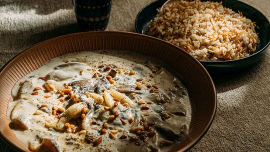 Veganes Shakriyeh mit Pilzen und Sojajoghurt