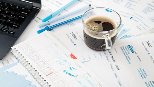Eine Tasse Kaffee steht auf einem Kalender