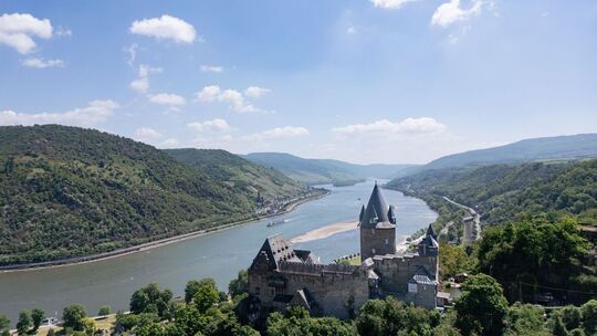 Blauer Himmel über dem Mittelrheintal