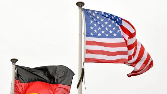 Flaggen der USA und von Deutschland