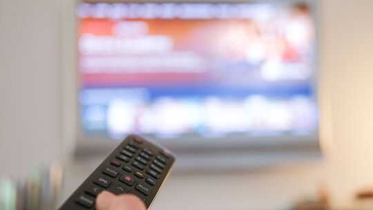 Vor dem Fernseher
