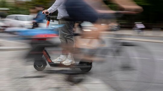 Ein Mann auf einem E-Scooter