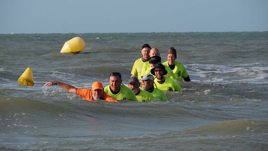 Gruppe beim Meerwasserwandern in Dünkirchen