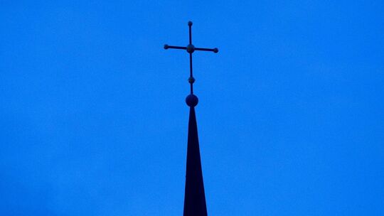 Kreuz auf Kirchturm