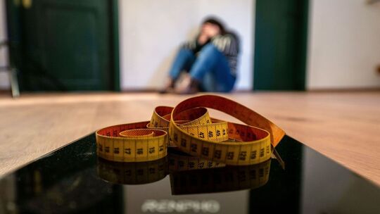 Maßband liegt auf einer Waage