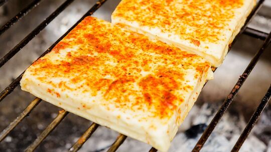 Grillkäse liegt auf einem Grill