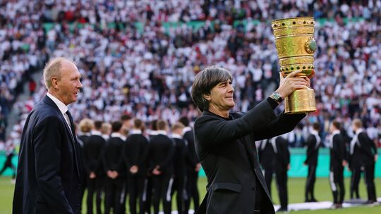 Joachim Löw mit dem DFB-Pokal