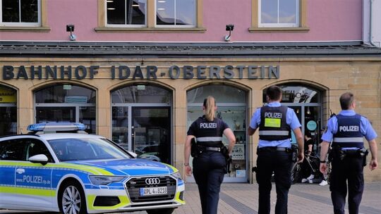 Symbolbild. Polizei am Bahnhof von Idar-Oberstein. Symbolbild. Polizei am Bahnhof von Idar-Oberstein.
