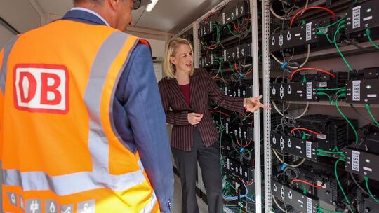 Bahn nutzt Stromspeicher aus alten E-Auto-Batterien