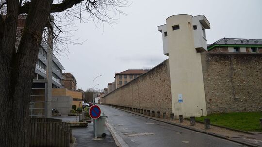 Frankreichs Polizei beschlagnahmt Mini-Handys hinter Gittern
