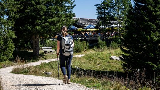 Eine Wanderin auf einem Wanderweg