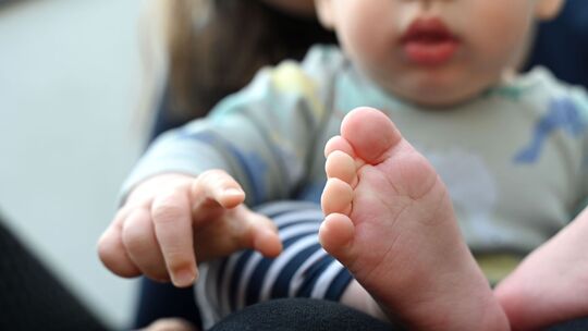 Baby auf dem Schoß seiner Mutter