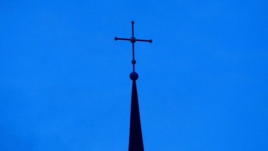Kreuz auf Kirchturm