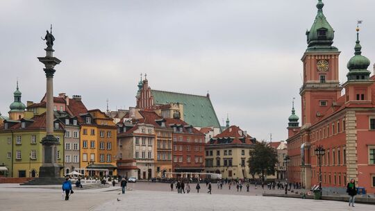 Passanten gehen durch die Altstadt von Warschau