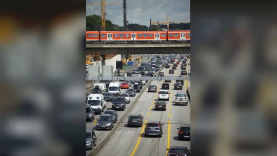 S-Bahnbrücke über die A7 in Hamburg-Bahrenfeld