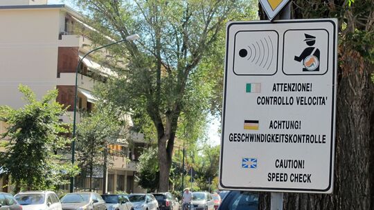Ein Schild in Venedig weist auf Geschwindigkeitskontrollen hin
