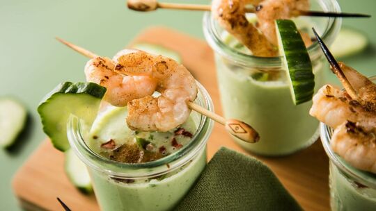 Kalte Gurkensuppe mit Garnelenspießen