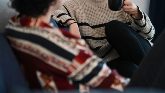 Zwei Frauen sitzen auf einem Sofa