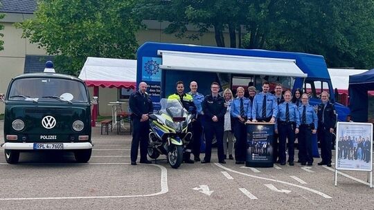 Polizeibeamtinnen und Polizeibeamte der Polizei Andernach und des Polizeipräsidiums Koblenz Polizeibeamtinnen und Polizeibeamte der Polizei Andernach und des Polizeipräsidiums Koblenz