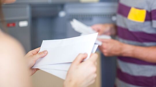 Ein Paar am Briefkasten