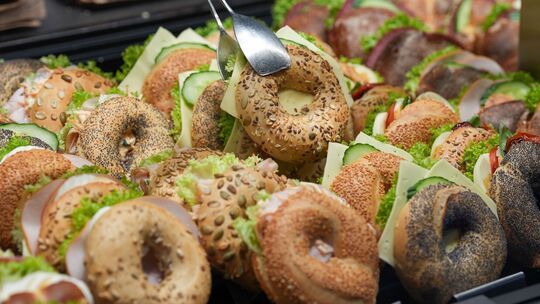 Belegte Backwaren liegen in der Auslage in einer Bäckerei