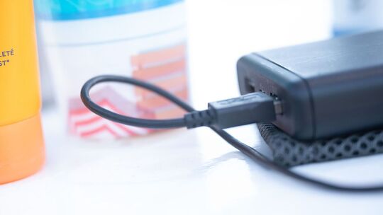 Powerbank und Sonnenmilch