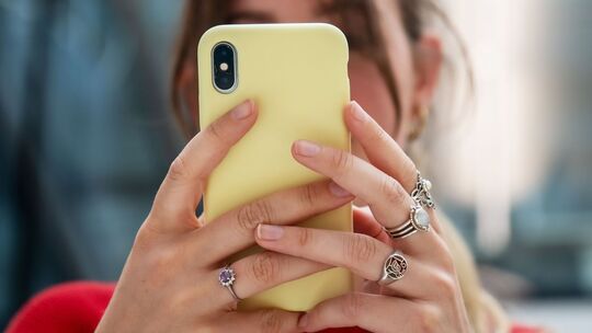Eine Frau mit Smartphone
