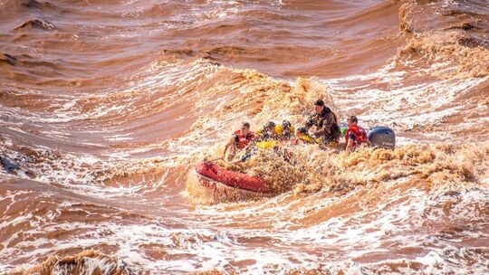 Touristen beim «Tidal Bore Rafting»