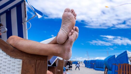 Urlauber sitzen in einem Strandkorb