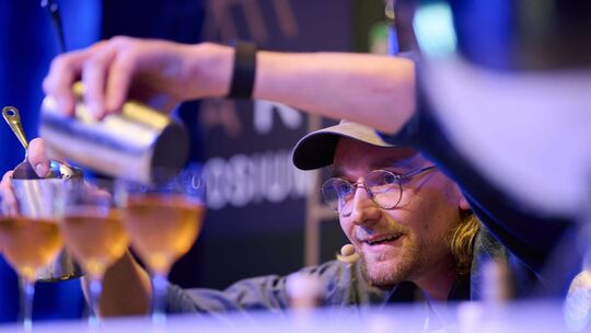 Wladimir Reichert mixt seinen Cocktail «Unruh»