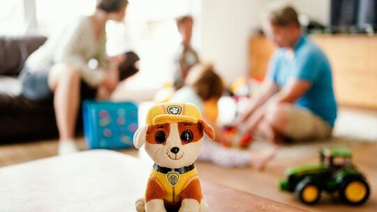 Eine Familie spielt im Wohnzimmer