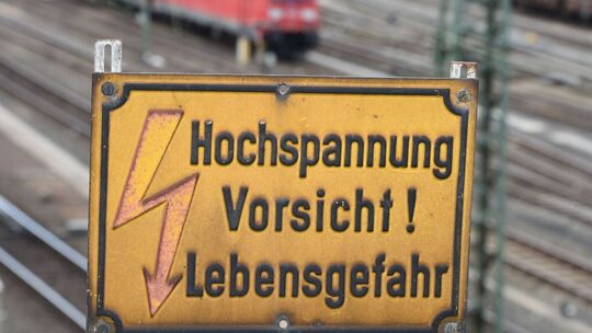 Lebensgefahr durch Oberleitungen