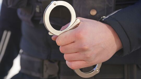 Polizei Handschellen - Symbolbild