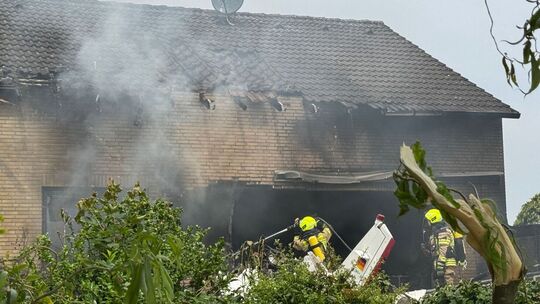 Flugzeug stürzt auf Haus in Korschenbroich