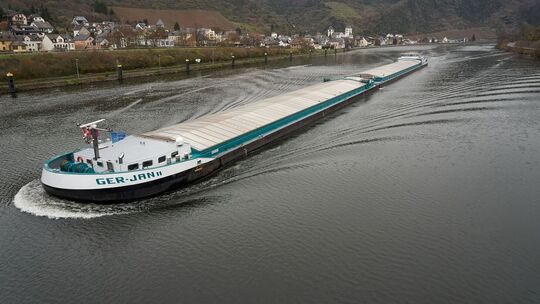 Frachtschiff auf der Mosel