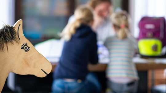 Kinder machen Hausaufgaben