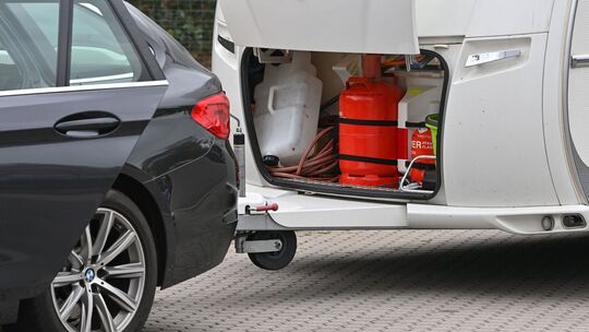 Gasflasche in einem Wohnanhänger