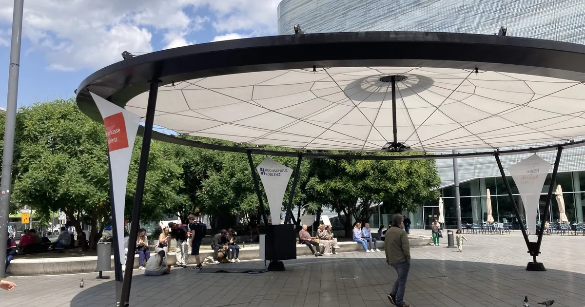 Neu und mitten in Koblenz: Warum steht auf dem Zentralplatz jetzt ein ...
