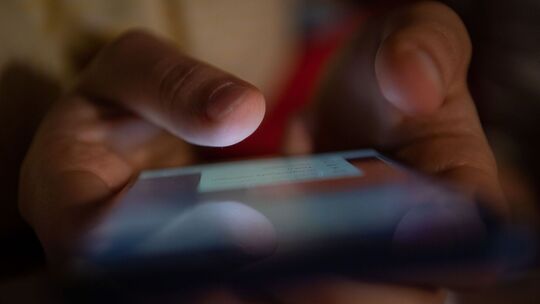 Ein Mann tippt auf einem Smartphone