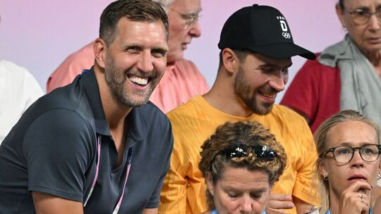 Dirk Nowitzki beim Tischtennis