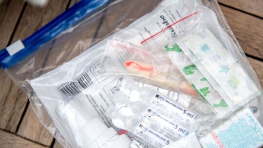 Eine Reiseapotheke in einem Zip-Beutel