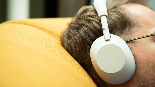 Ein Mann trägt den Sony Kopfhörer WH-1000XM6