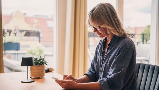 Eine Frau bedient ein Smartphone