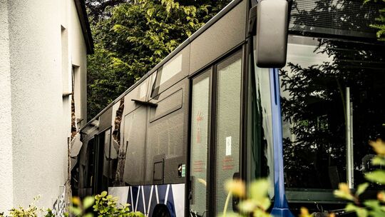 Führerloser Linienbus rammt Wohnhaus