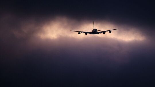 Ein Flugzeug im Himmel