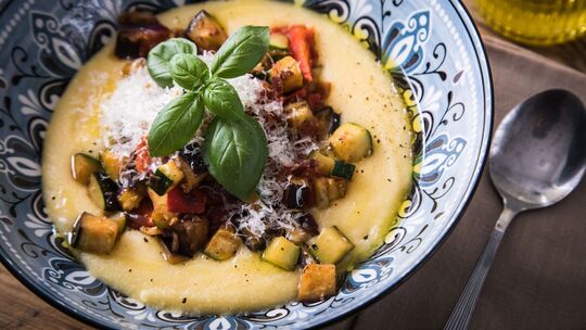 Polenta mit Ratatouille Gemüse, Parmesan und Olivenöl